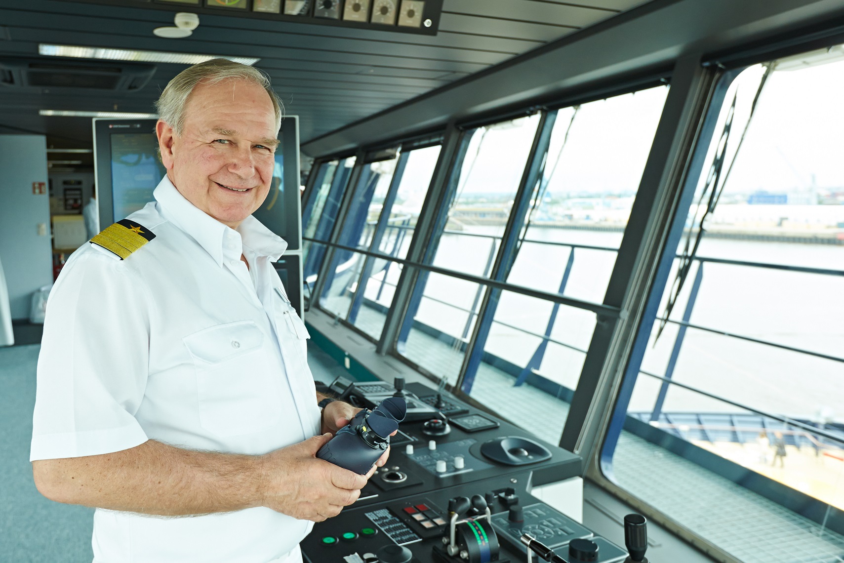 TUI Cruises Kapitän Holm auf der Brücke der Mein Schiff 3