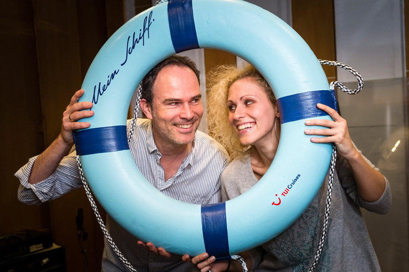 Sabrina Weckerlin und Thomas Borchert  mit einem Mein Schiff Rettungsring