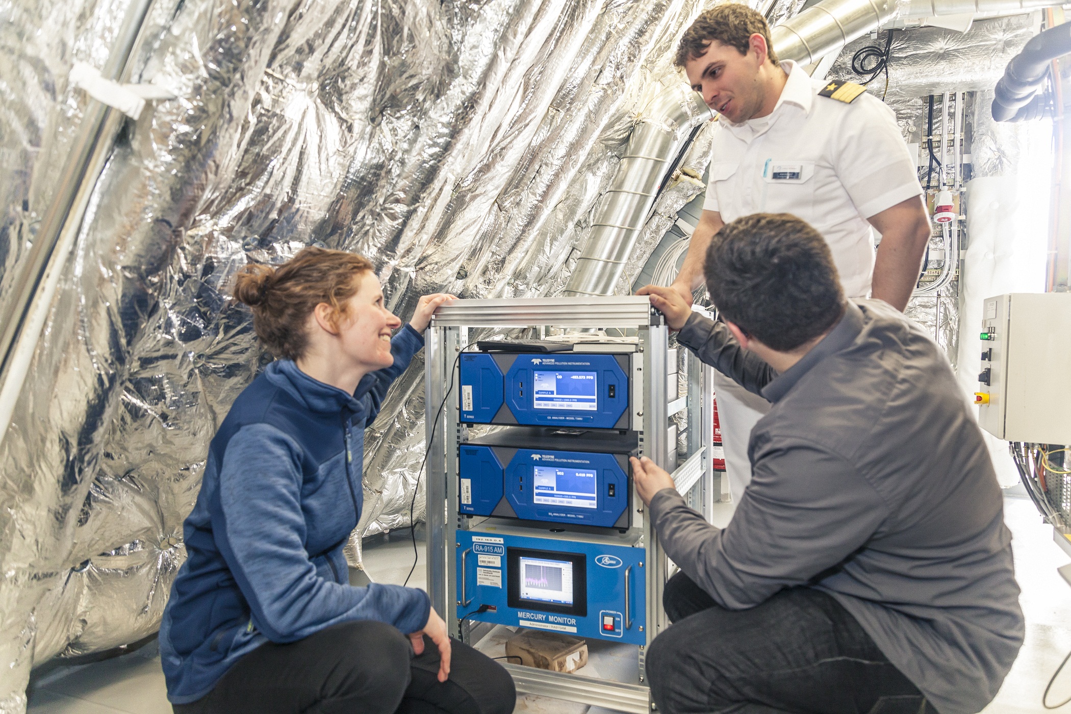 Kooperation mit dem Helmholtz Zentrum Geesthacht: Lucienne Damm inspiziert die Quecksilbermeßgeräte auf der Mein Schiff 3