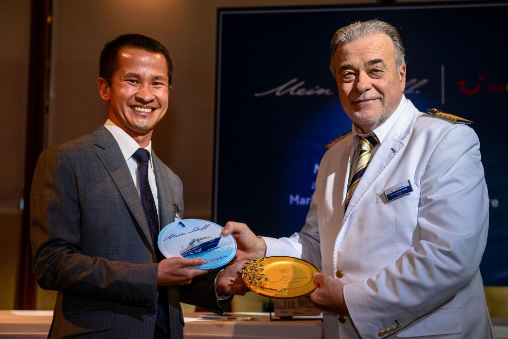 v.l.n.r. Lionel Yeo (Chief Executive von Singapore Tourism Board) und Mein Schiff Kapitän Rolf Noack