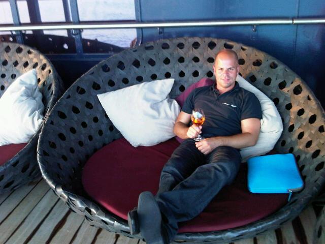 TUI Cruises Mitarbeiter Jens Kröger an der Außenalsterbar der Mein Schiff 1
