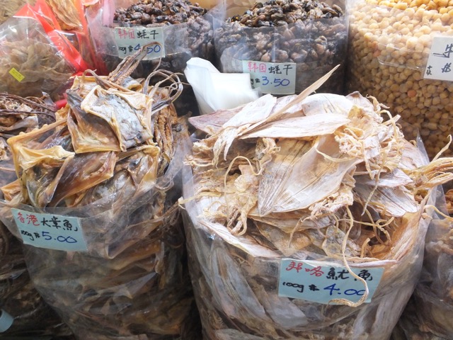 Getrocknete Seegurke und andere "Spezialitäten" auf dem Wet Market neben dem Fu Lou Shu Complex in Singapur