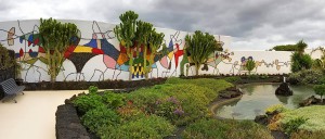 Kunstwerk an der Mauer der Fundación César Manrique