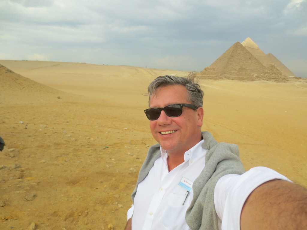 Marcus Kummerer vor den Pyramiden von Gizeh