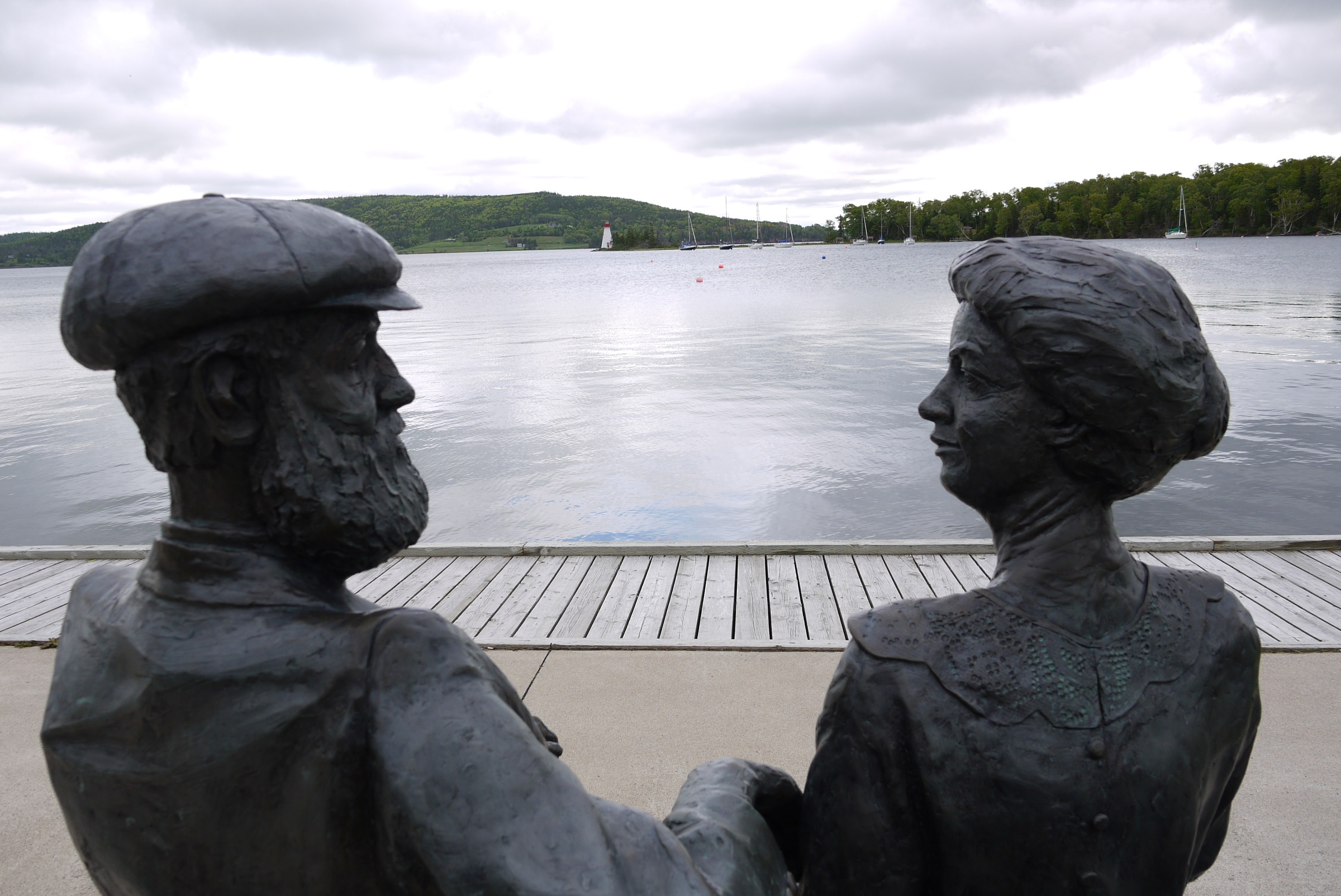 Statue von Alexander Graham Bell und seiner Frau in Baddeck mit Blick auf Bras d'Or Lake (c) Stefanie Nake