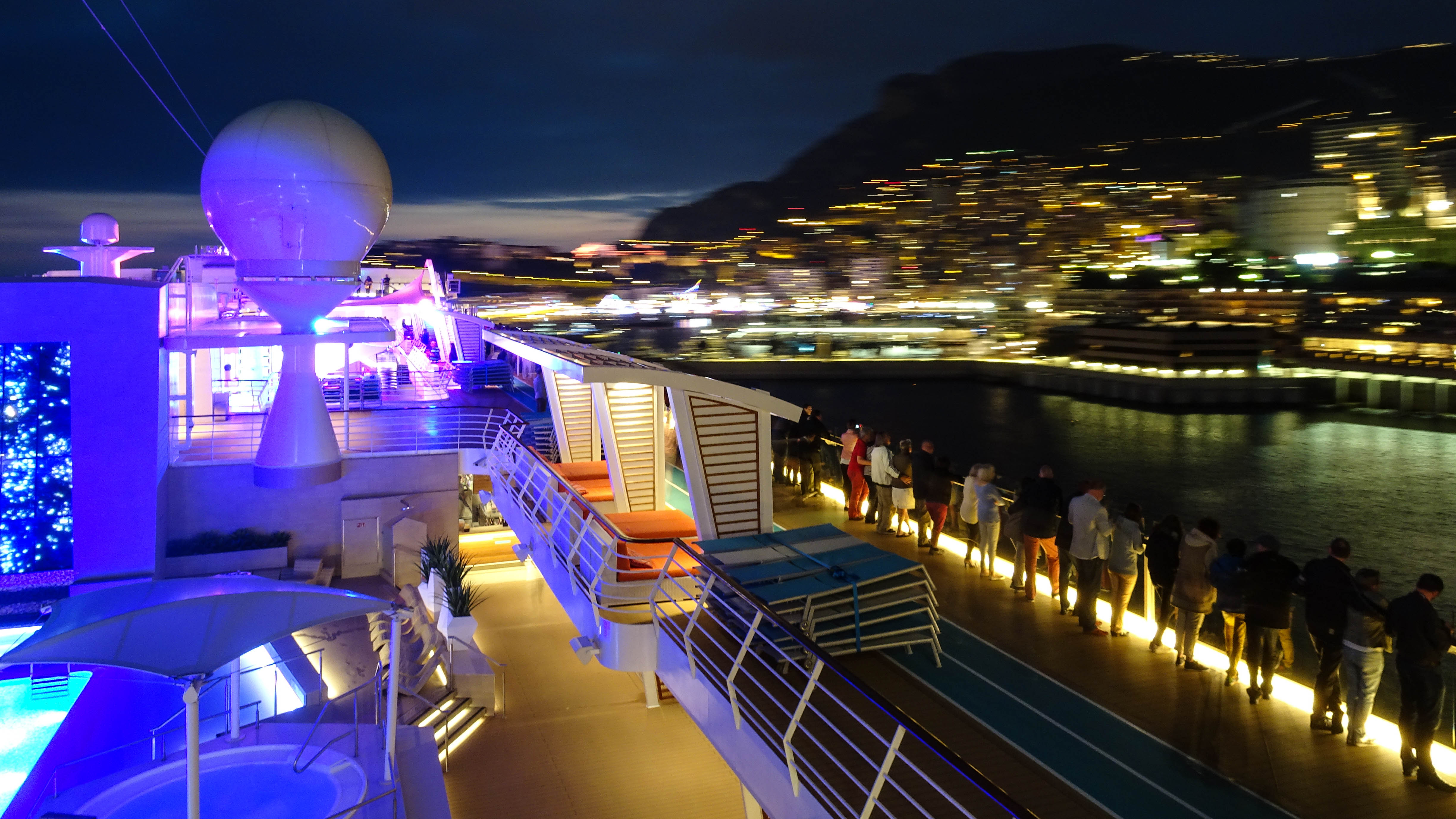Abendstimmung beim Auslaufen in Monaco auf der Mein Schiff 5