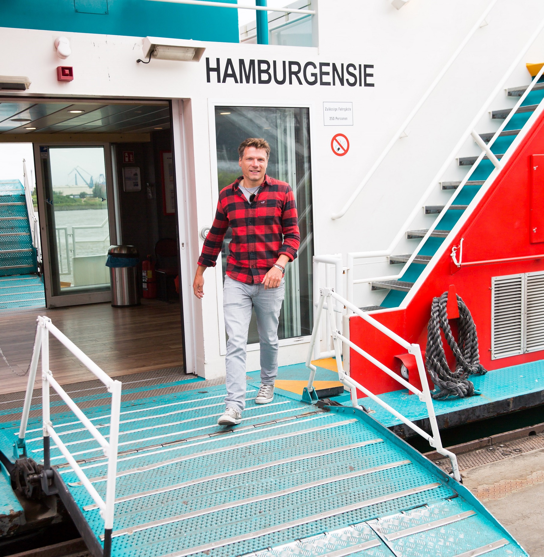 TUI Cruises Staff Captain Tobias Pietsch auf einer Hamburger Fähre