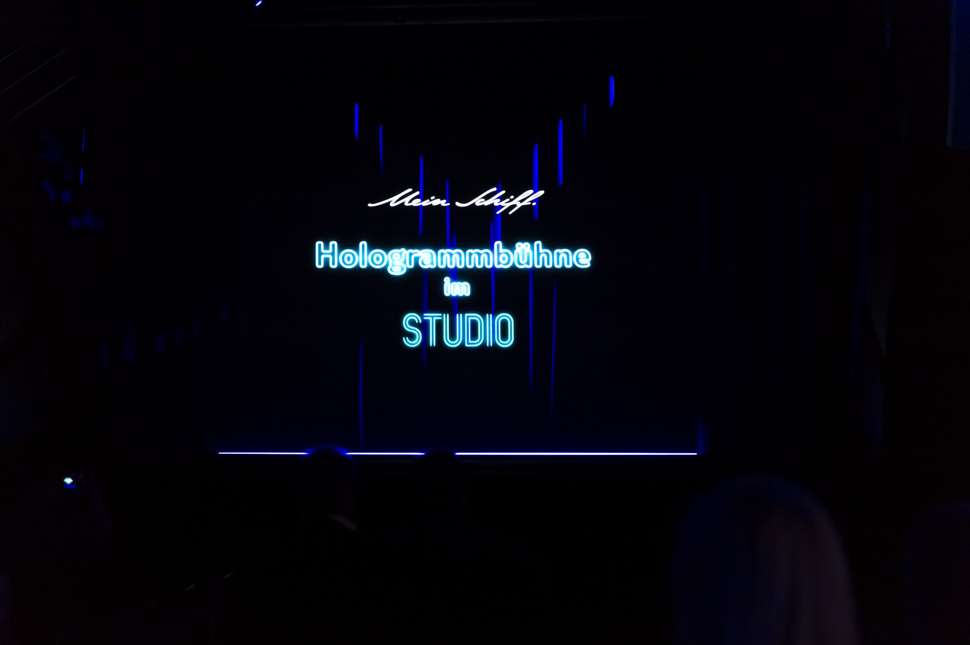 Das Studio auf der Mein Schiff 5 mit der Hologrambühne