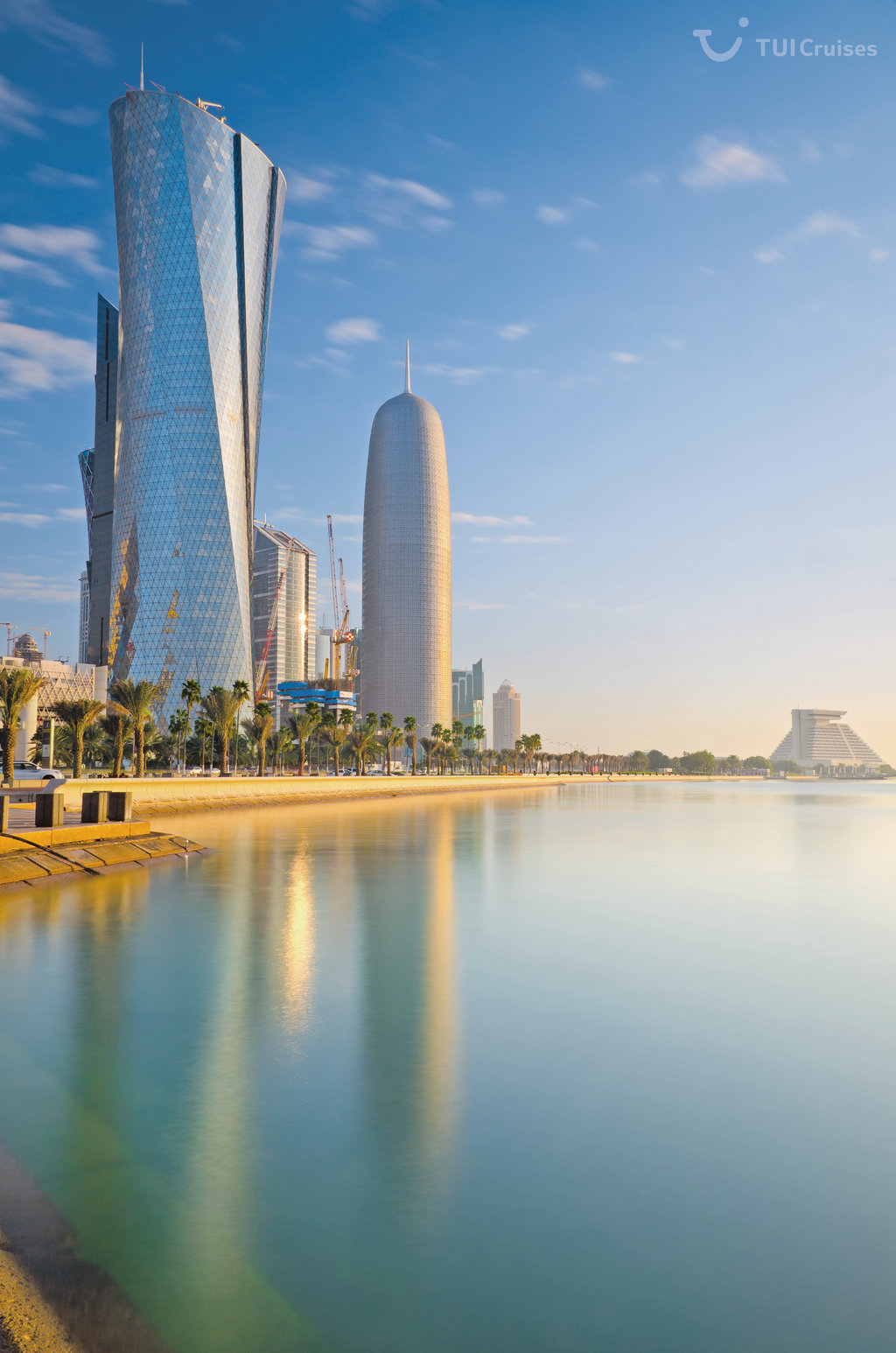 Mein Schiff Reiseziel: Der Al Bidda Tower and das Burj Qatar in Doha/Katar