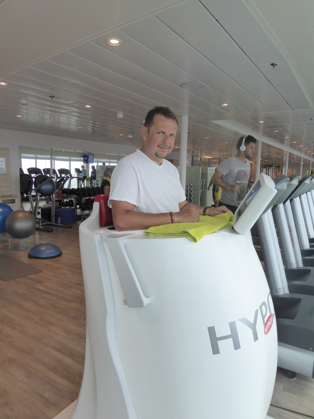 Mein Schiff Gastautor Maik Günter schwitzt im Fitnessstudio im Hypoxi (© Simon Traumann)