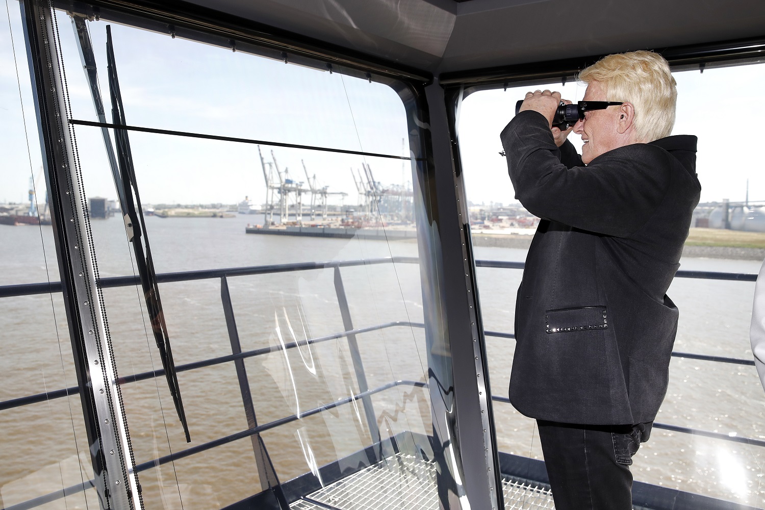 Gehört noch lange nicht zum alten Eisen: Sänger Heino auf der Brücke der Mein Schiff 6 (Photo by Franziska Krug/Getty Images for TUI Cruises)