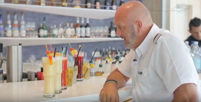 Beim Cocktail Test: Kreuzfahrtdirektor Stephan Zimmermann