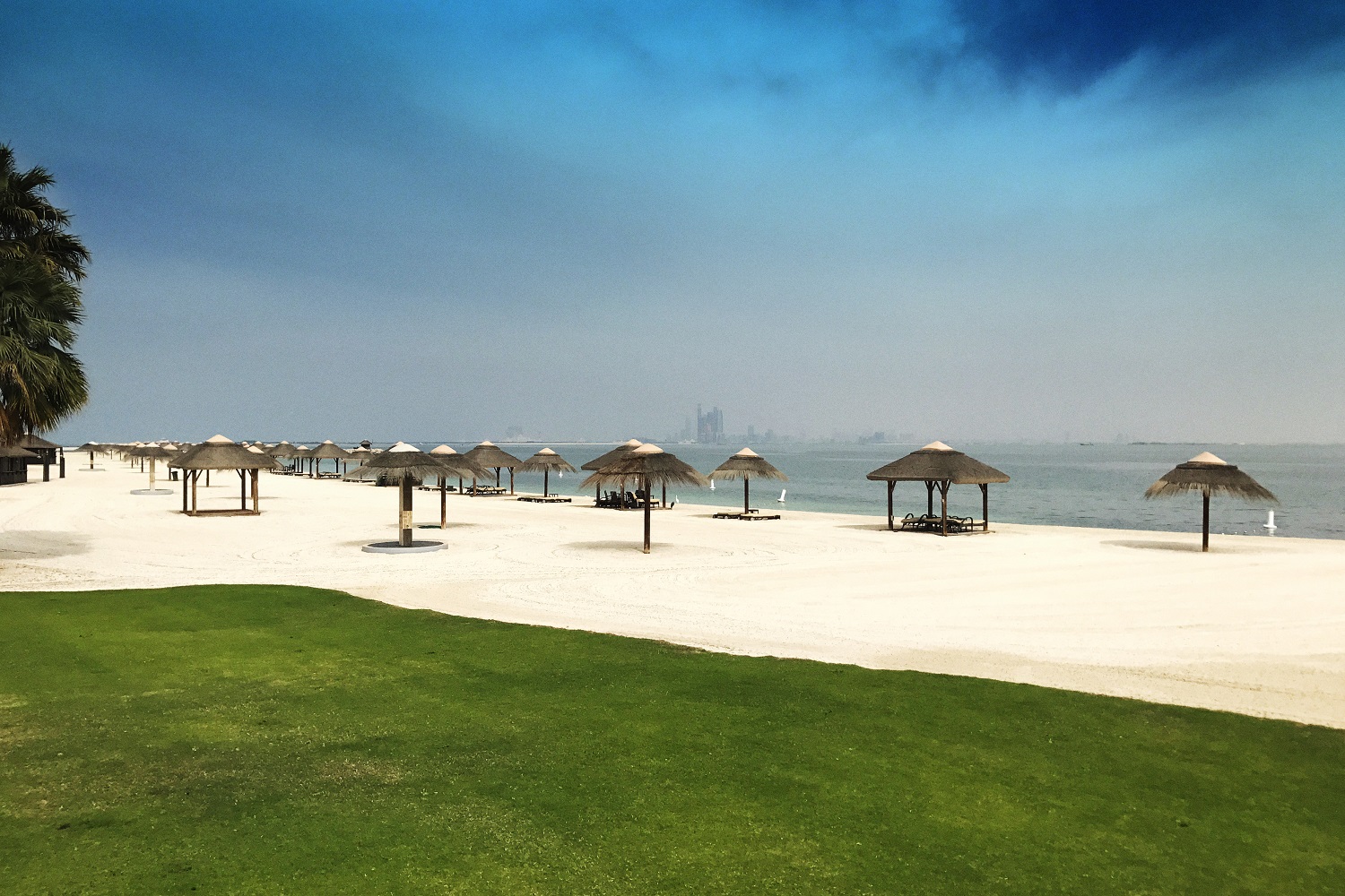 Al Maya Island mit schöner Hotelanlage und Blick auf die entfernte Skyline von Abu Dhabi