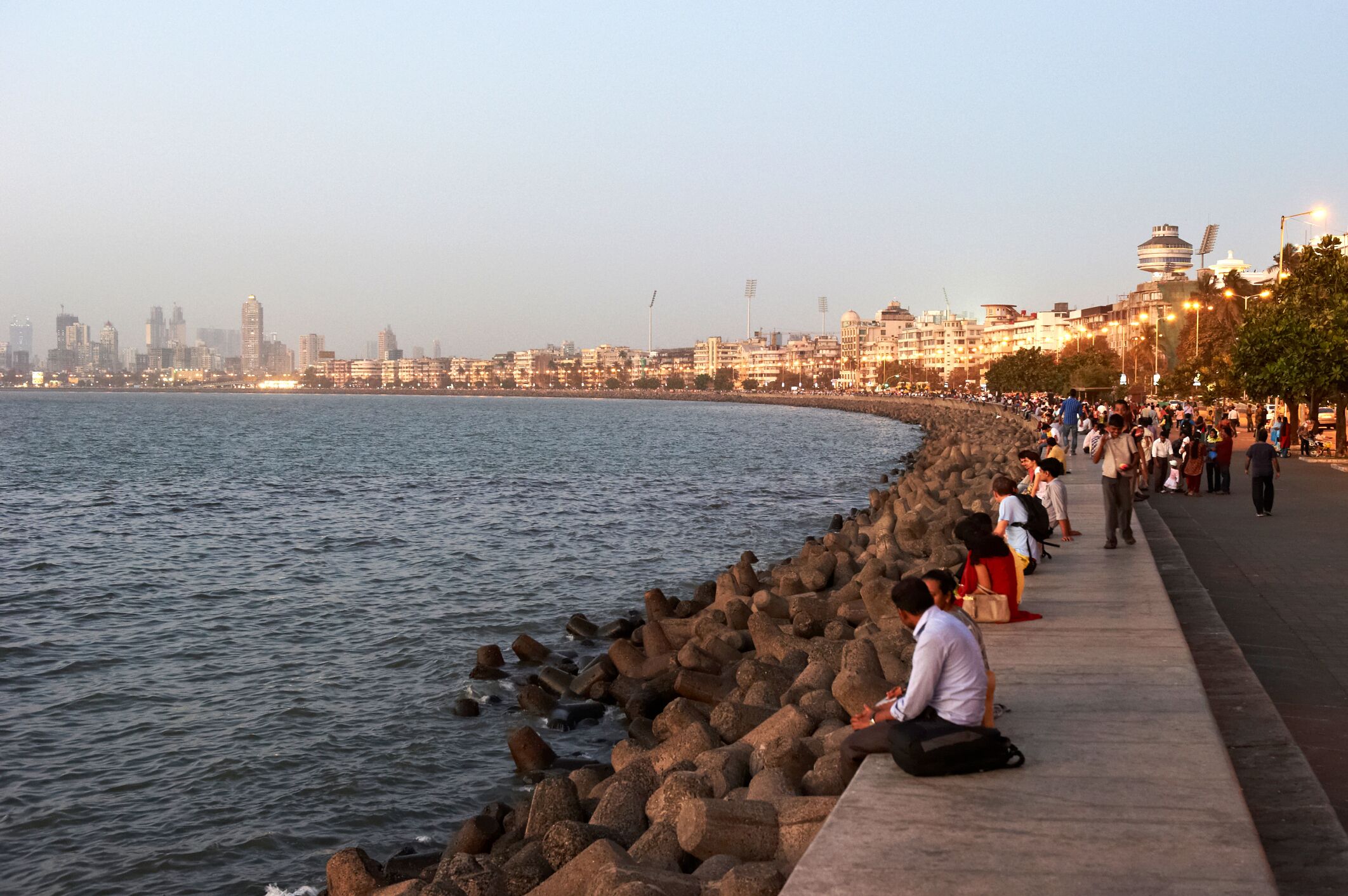 Auch abends faszinierend: Mumbais Skyline