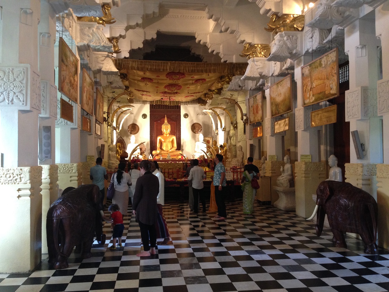 Buddhas Eckzahn wird prachtvoll aufbewahrt im Zahntempel von Kandy.