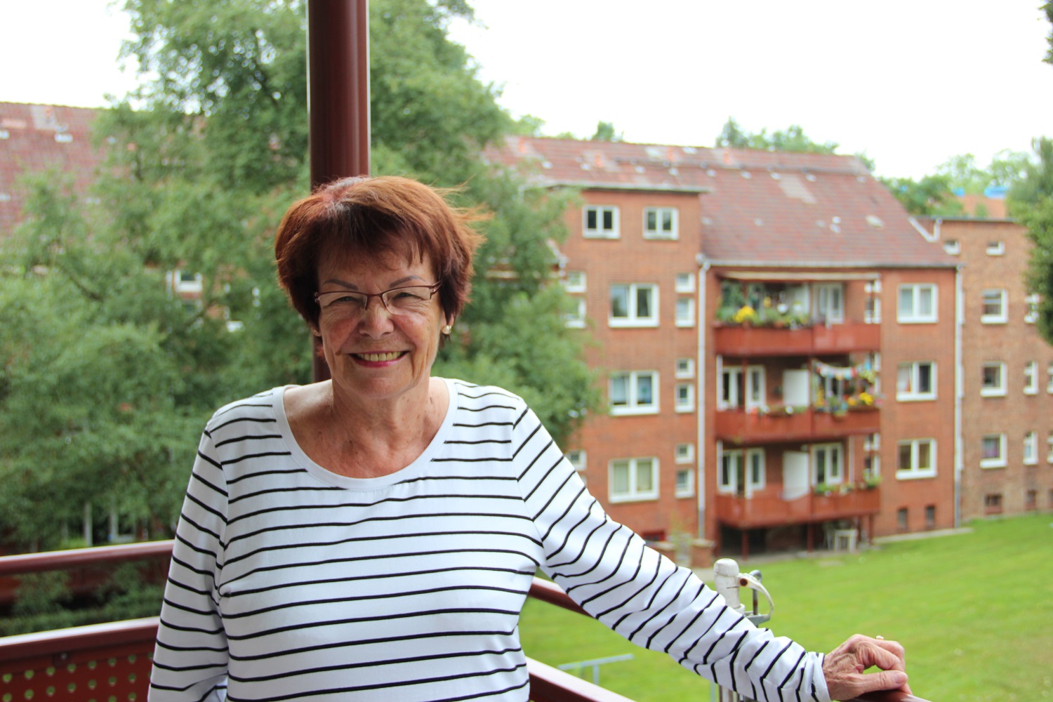 Frau Malmström am heimischen Balkon