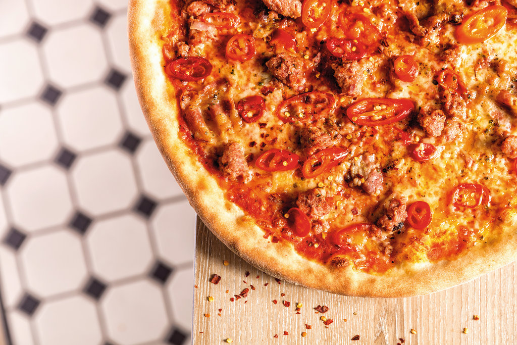 Scharf und lecker: Die Pizza mit Salsiccia, Speck, Chili