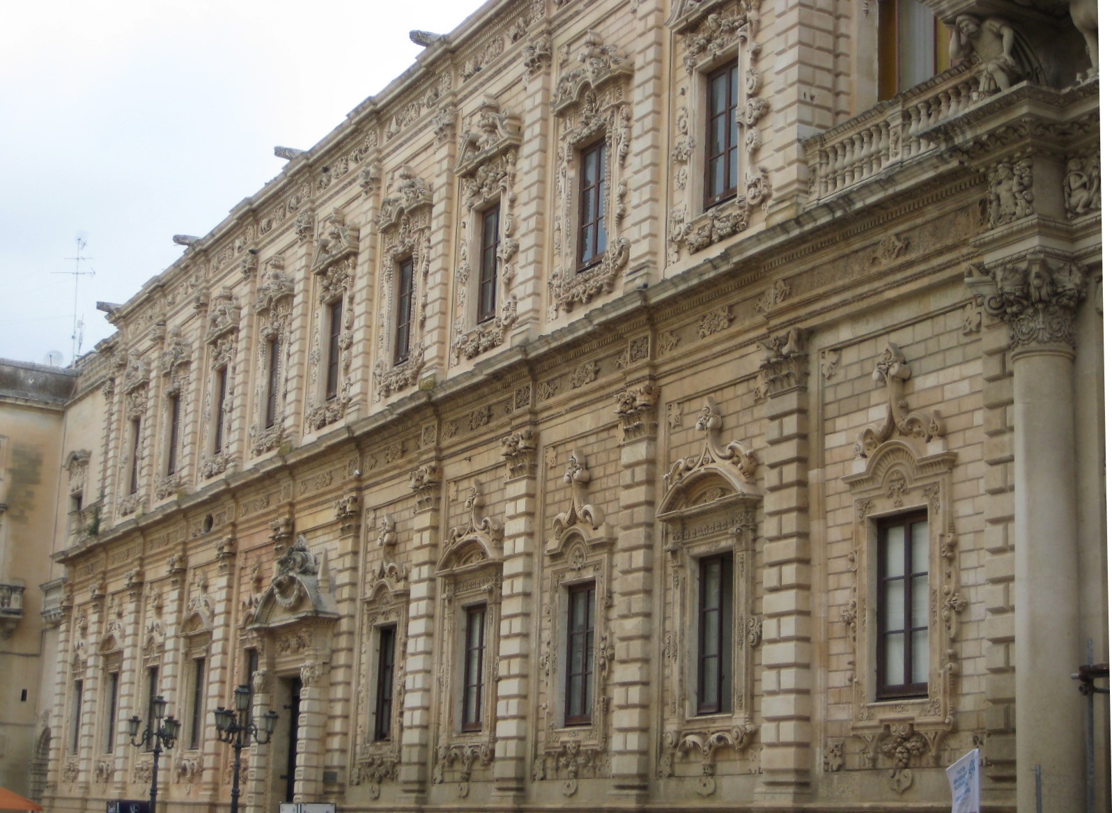 Goldgelbe Kalksteinfassaden in Lecce